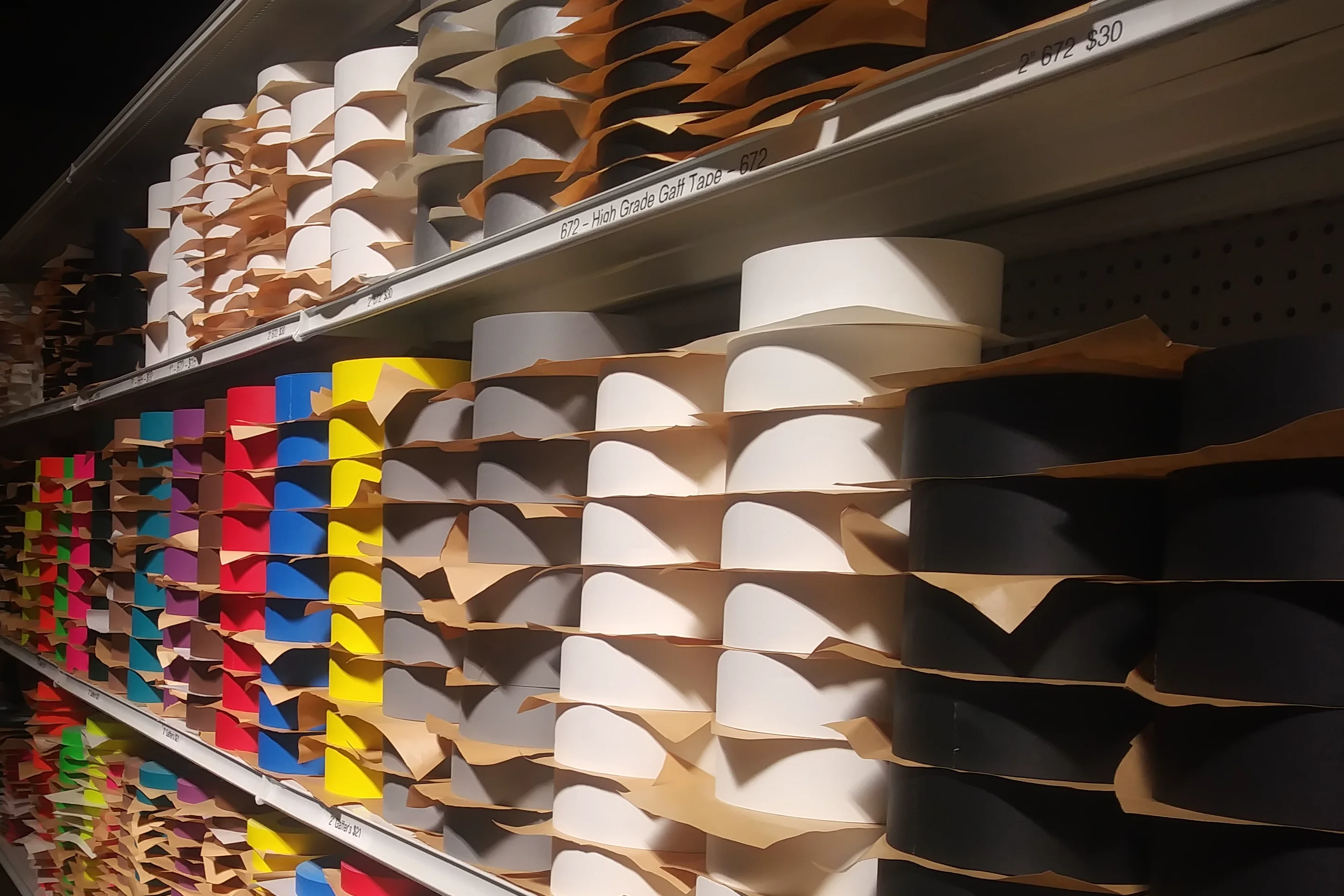 Echte rollen gaffatape in verschillende kleuren en breedtes