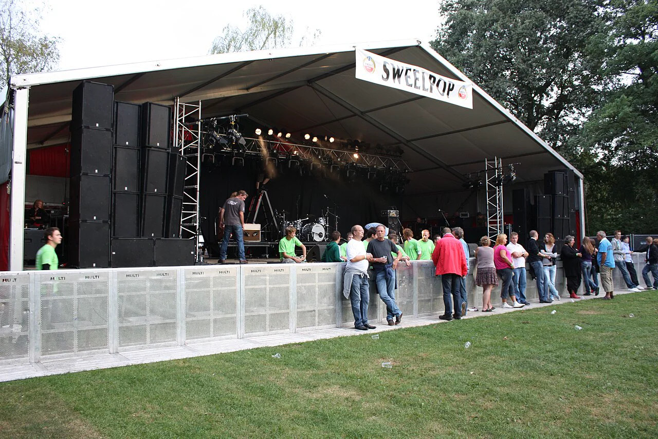 Real aluminium mojo barriers with floor plates in front of a festival stage