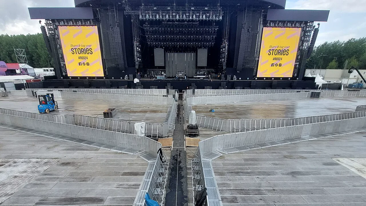 Real mojo barrier configuration in front of the main stage at Rock Werchter