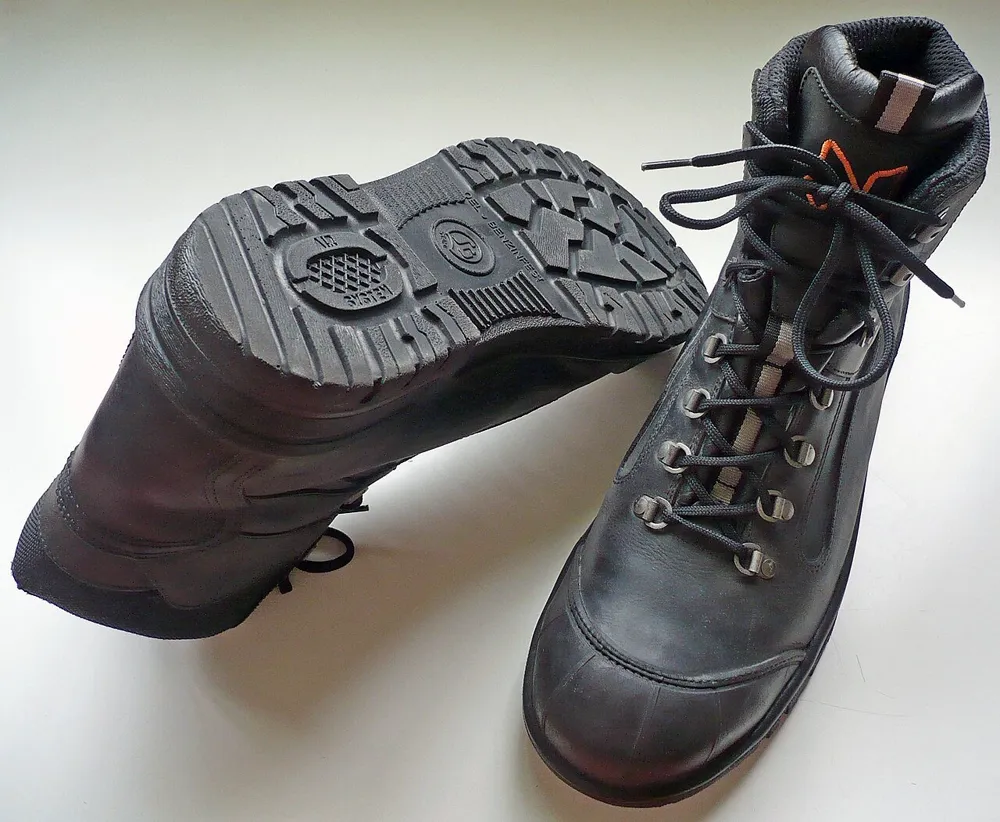 Safety boots